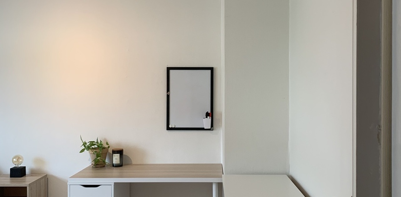 Soverom 1. 13,5 kvadrat. Plass til 150 cm seng og pult.