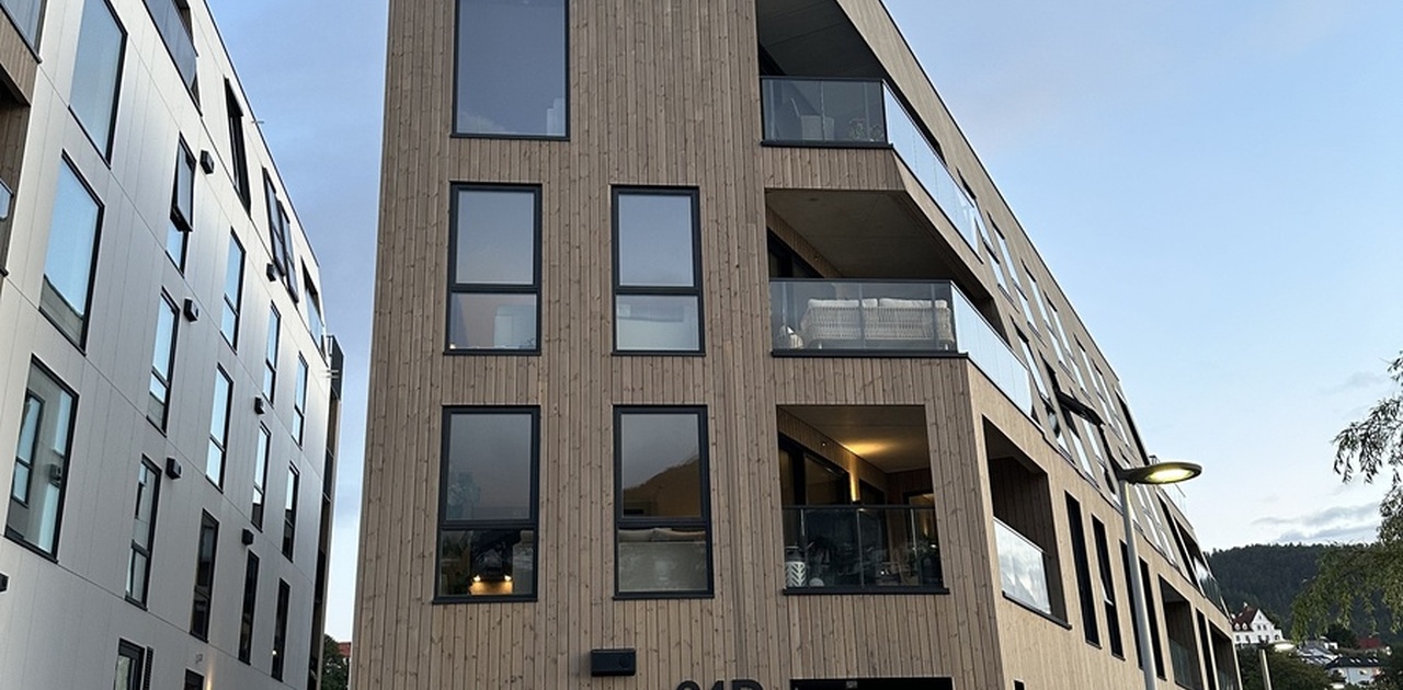 Nydelige Mølleneset som stod ferdigbygget i 2024, rett ved badebryggen ved Store Lungegårdsvann. Du kan sprade ned til badebyggen i badekåpen, kun 5 meter å gå fra inngangsdøren til du kan hoppe i sjøen!.