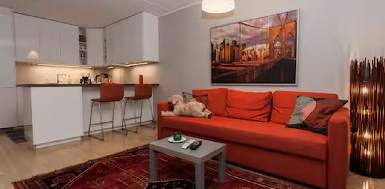 Åpen stue- og kjøkkenløsning med moderne uttrykk og gjennomgående god standard.