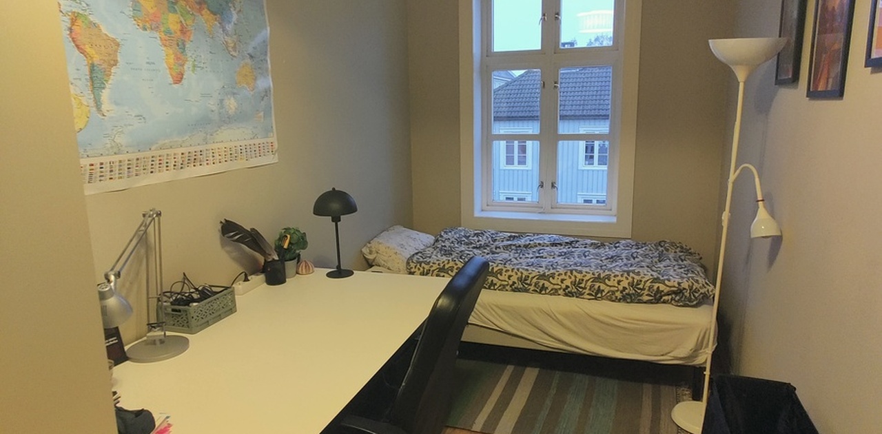 Bilder av rommet som leies ut. Vindu ut mot Klostergata.