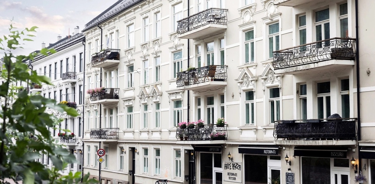 Beliggenheten kombinerer det beste fra to verdener, her bor du midt i byen med gangavstand til alt, samtidig som du har flotte grøntområder og rekreasjonsmuligheter rett utenfor døren.