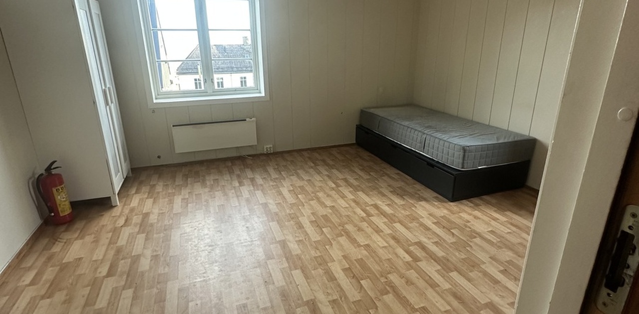 Stort hjørnesoverom med masse dagslys