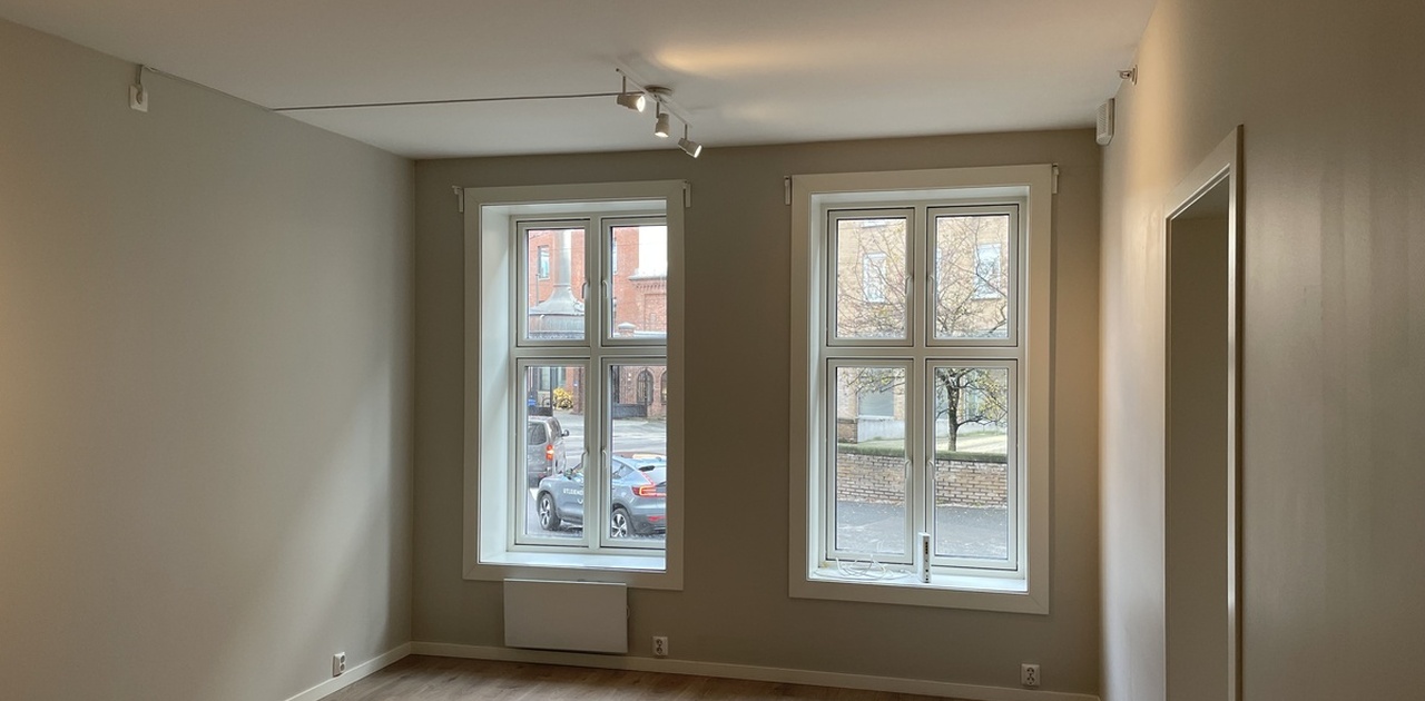 Åpen stue med mye naturlig lys