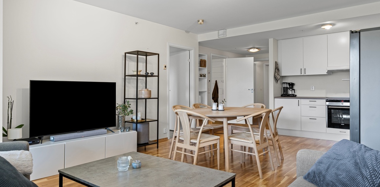 68 tommers tv, med lydplanke følger med.