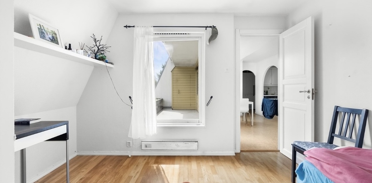 Lyst og fint rom (NB! Møblene følger ikke med)