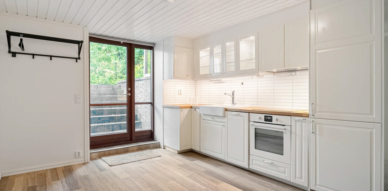 Lyst og moderne kjøkken med integrerte hvitevarer.