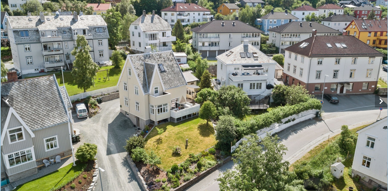 Fasadebilde av huset. Leiligheten er i underetasjen.