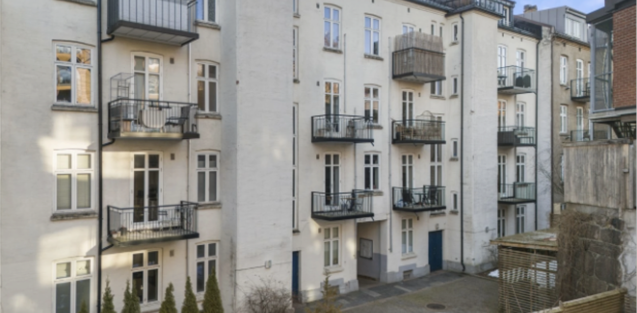 Utsiden av bygning (bort fra veien)