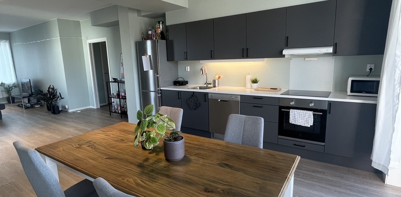 Kjøkken med spisebord