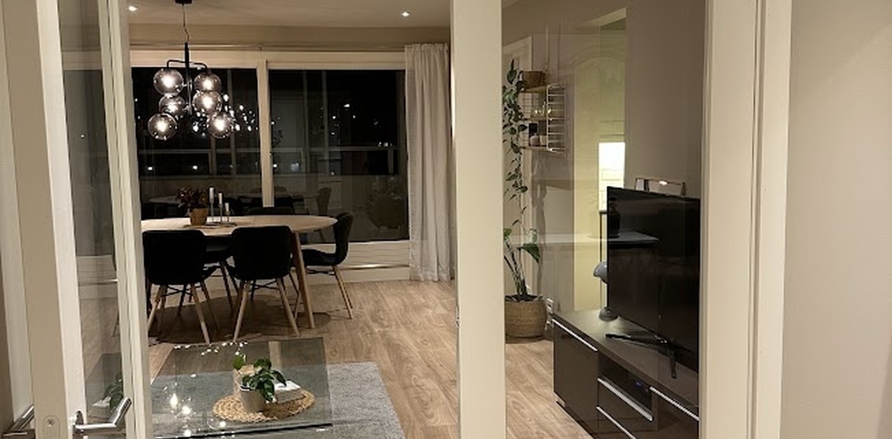 Dobbeltdør som kan åpnes inn til stuen fra gangen