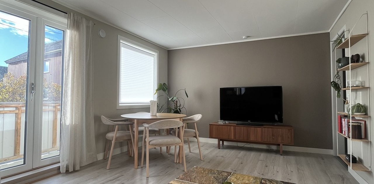 Stue med utgang til trivelig balkong.