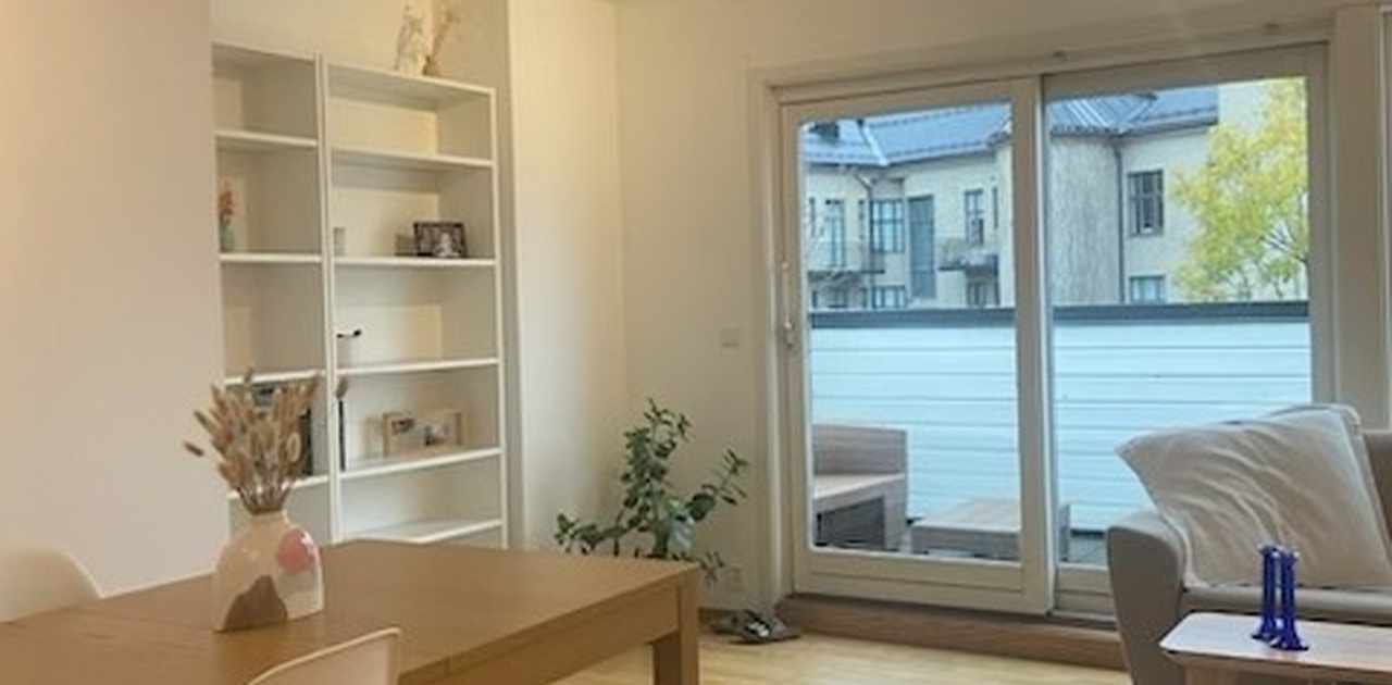 Stor stue på 20 kvm, skyvedør ut til terrassen