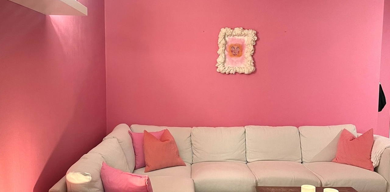 🎀 Stuen har en sjarmerende og livlig rosa innredning – perfekt for deg som liker farger og personlighet!