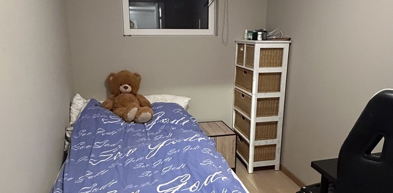 Soverom som er ledig. Sengen kan også plasseres på langs under vindu.