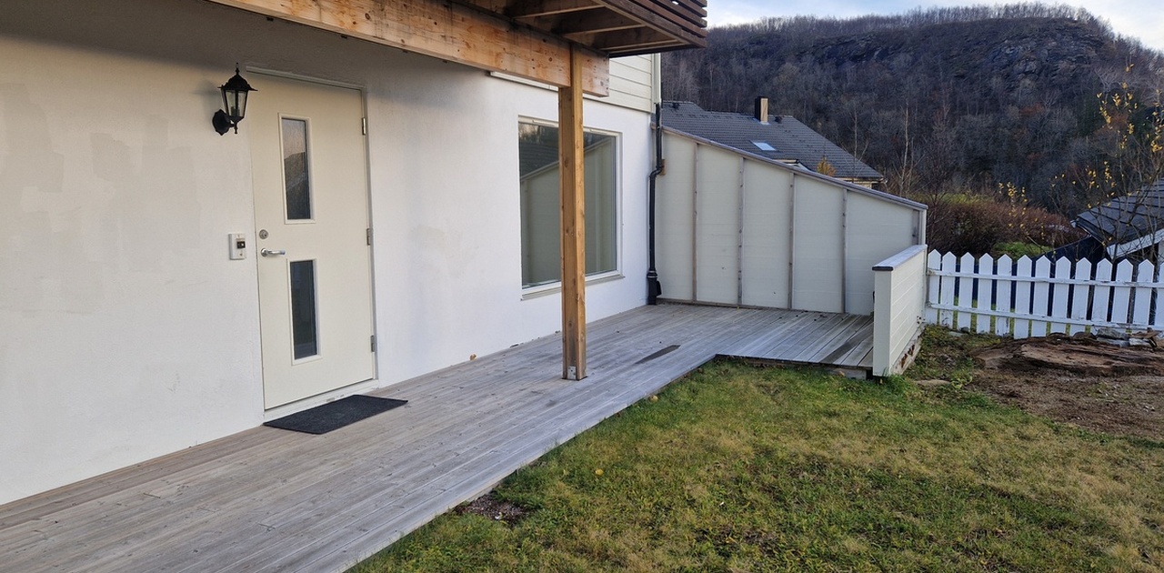 Uteplass/inngangsdør