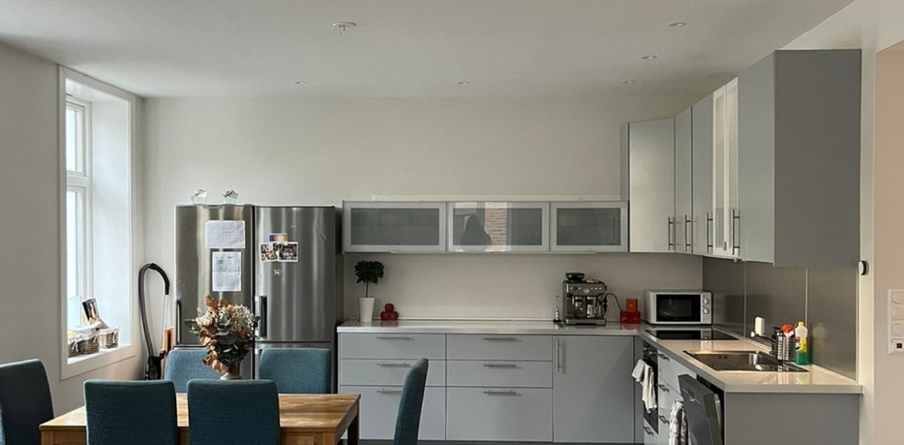 Spisestue og kjøkken med to kjøleskap/frysere