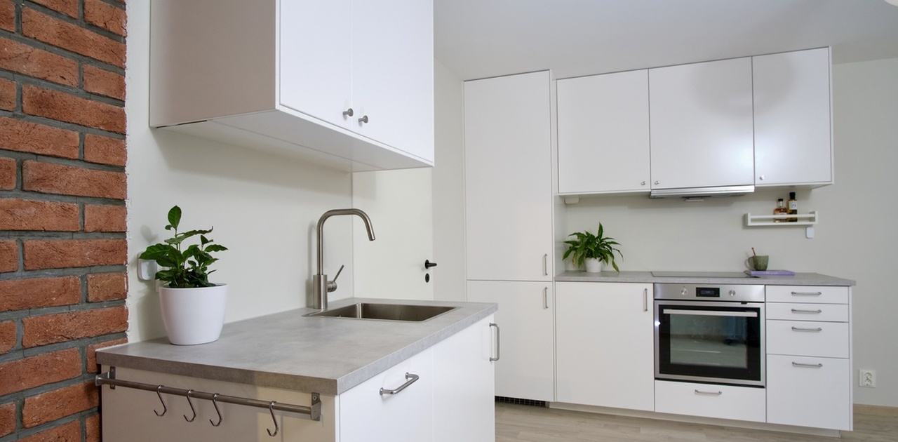 Kjøkkenet har alt du trenger, bl.a integrert kombi kjøleskap/fryser, og oppvaskmaskin