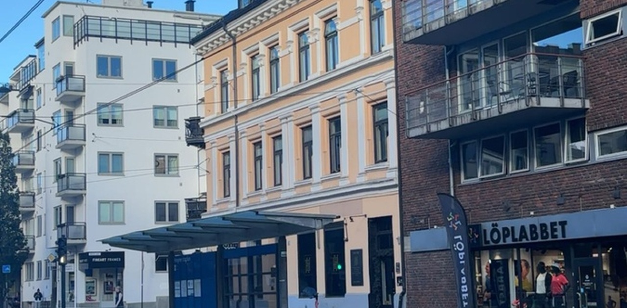 Leiligheten ligger i det gule bygget