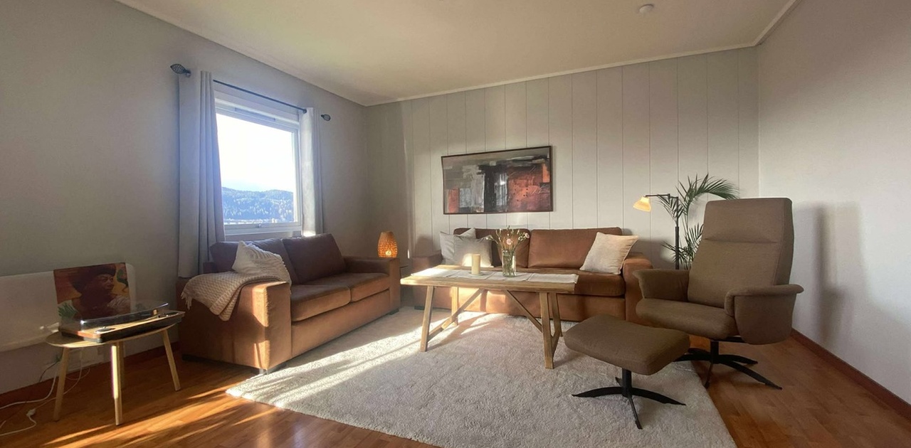 Stue i 2.etasje med direkte tilgang til solrik balkong.