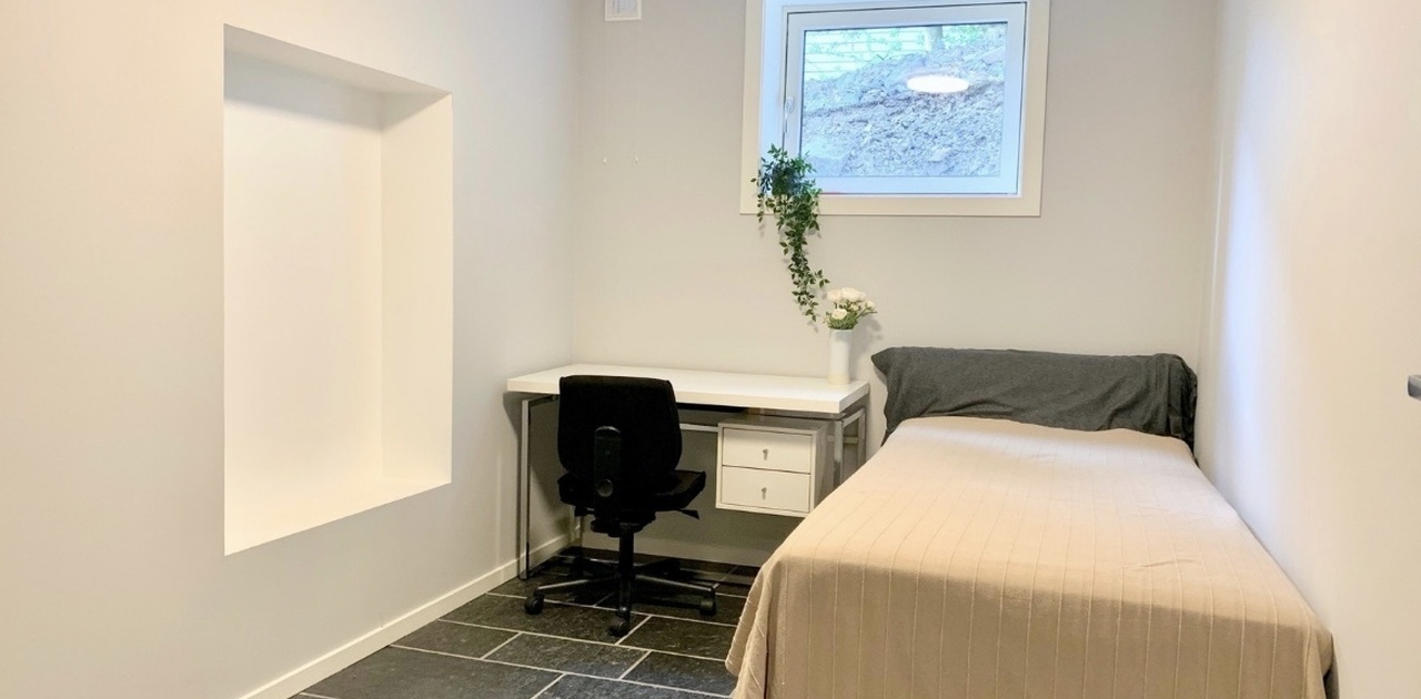 Superkoselig og fint rom til 6.700 pr mnd ink fibernett, møbler og hvitevarer.