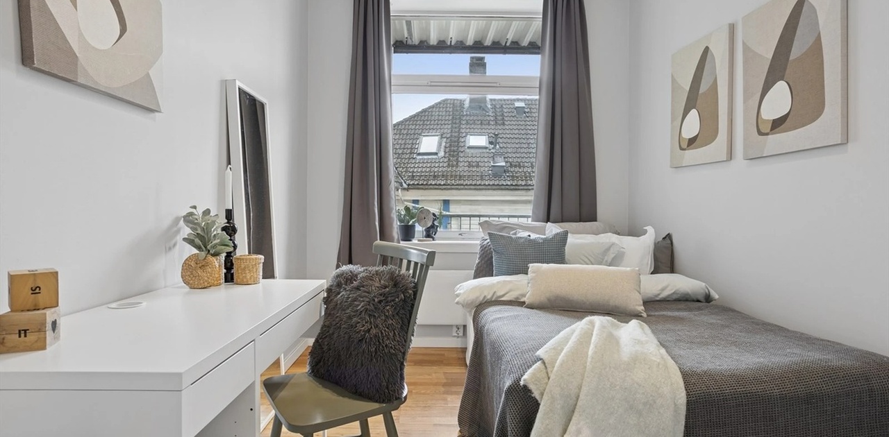 Soverommet, (er idag satt inn en tilsvarende pult i eik)