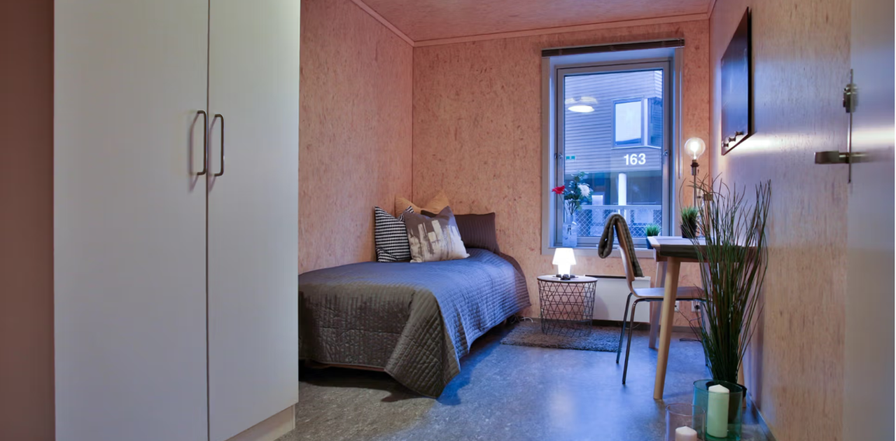 Rommet er koselig, med god plass til det man trenger.