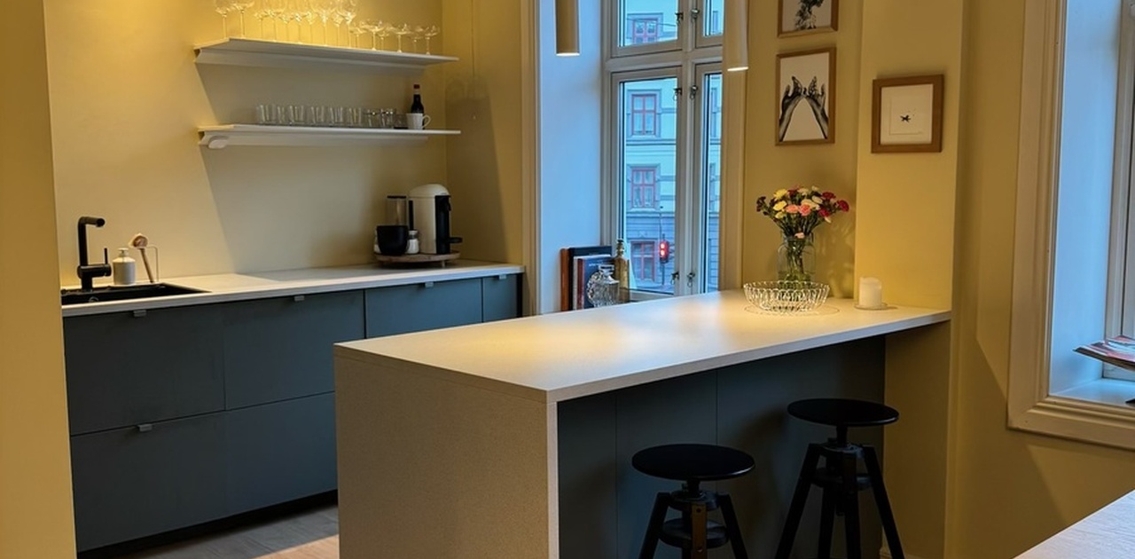 Kjøkken med åpen løsning og kjøkkenøy