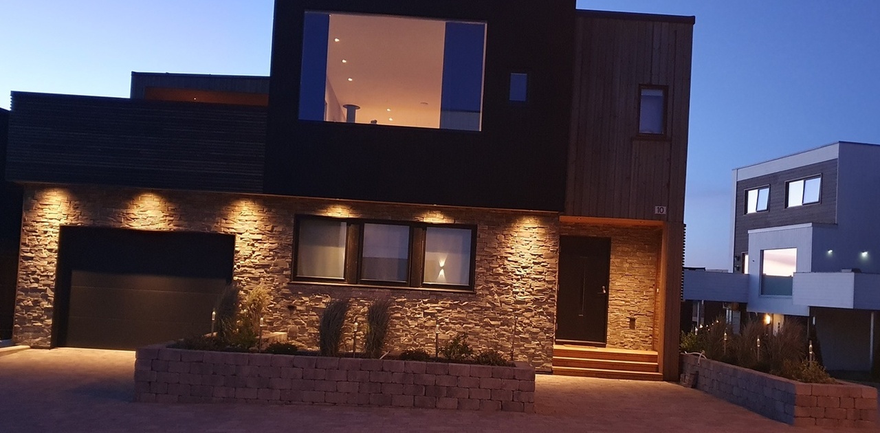 Utsiden av huset på kvelden