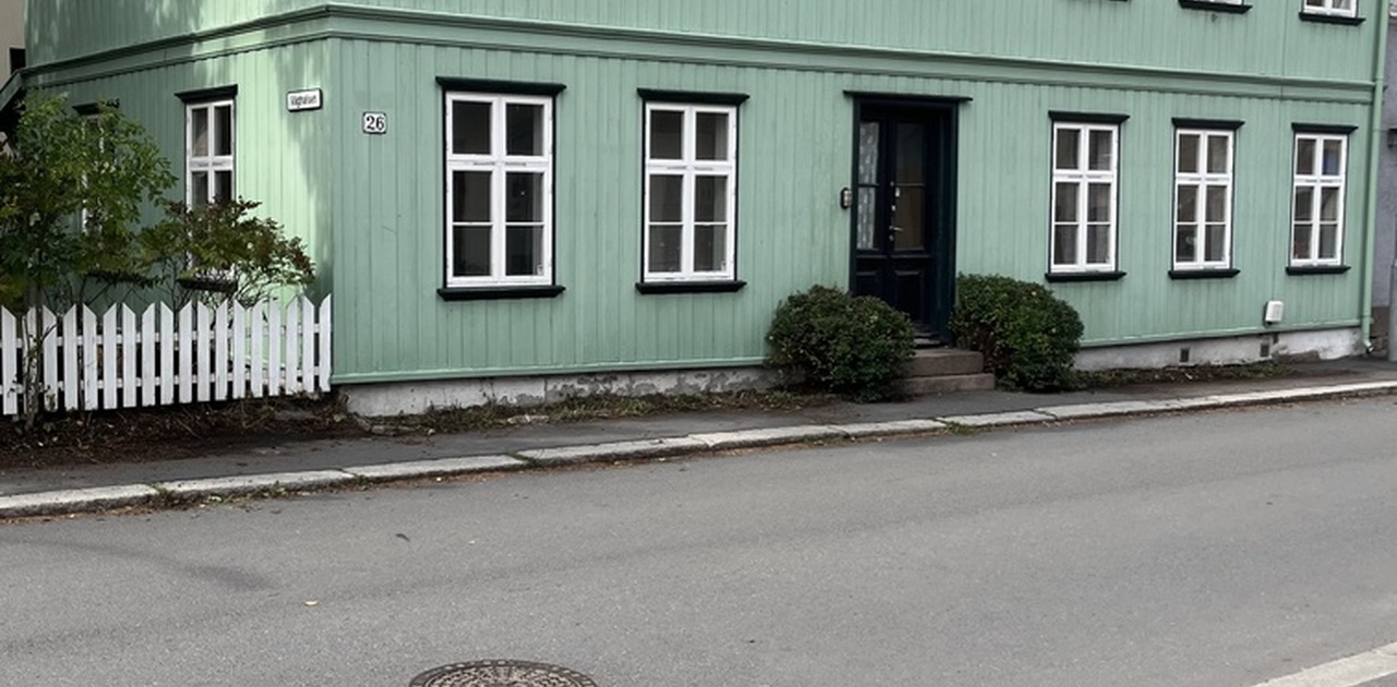 Kollektivet ligger i leiligheten i 1. etg til høyre i en stille blindvei. Kun få minutter til Akerselva og Alexander Kiellandsplass.