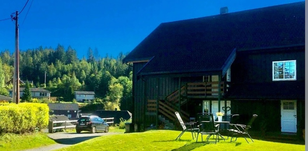 Stor hage med muligheter for å plassere egne hagemøbler