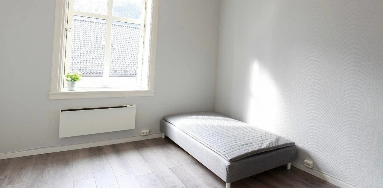 Møblert med king size seng og to skap