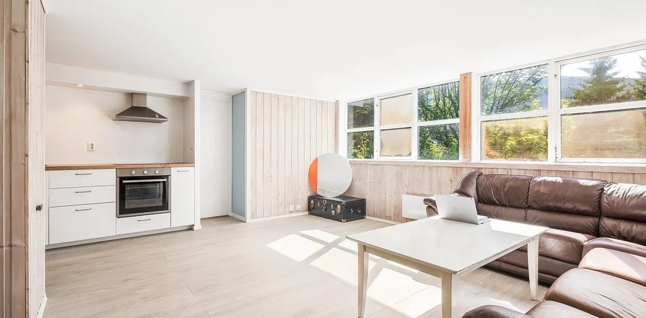 Lys og romslig stue med utsikt over hagen. Sofaen blir erstattet av nyere modell dersom du ikke har medbragt sofa.