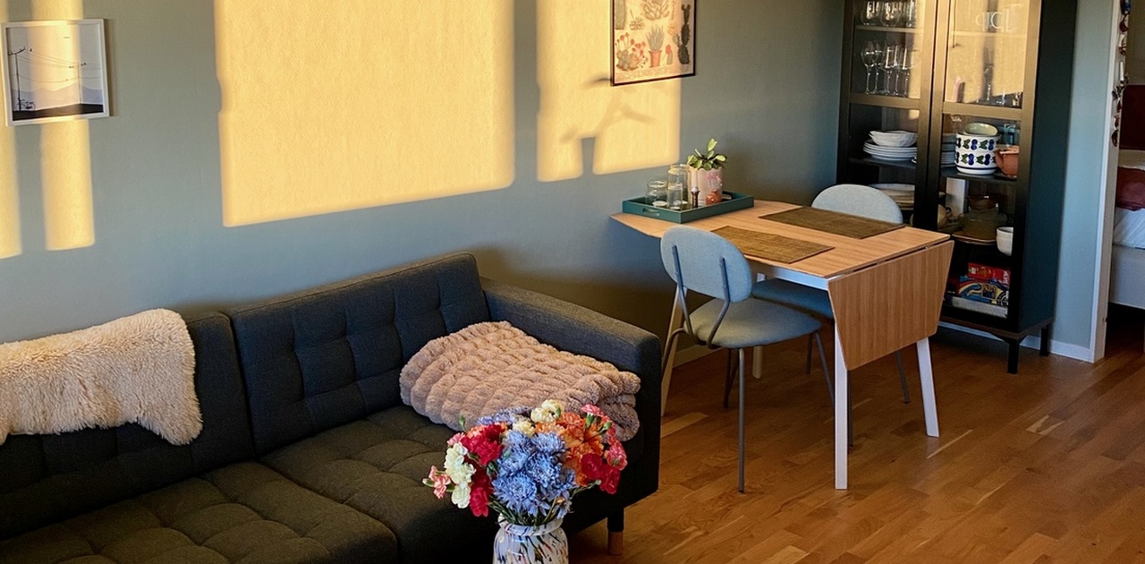 Stue med god plass til både spisesone og stor sofa