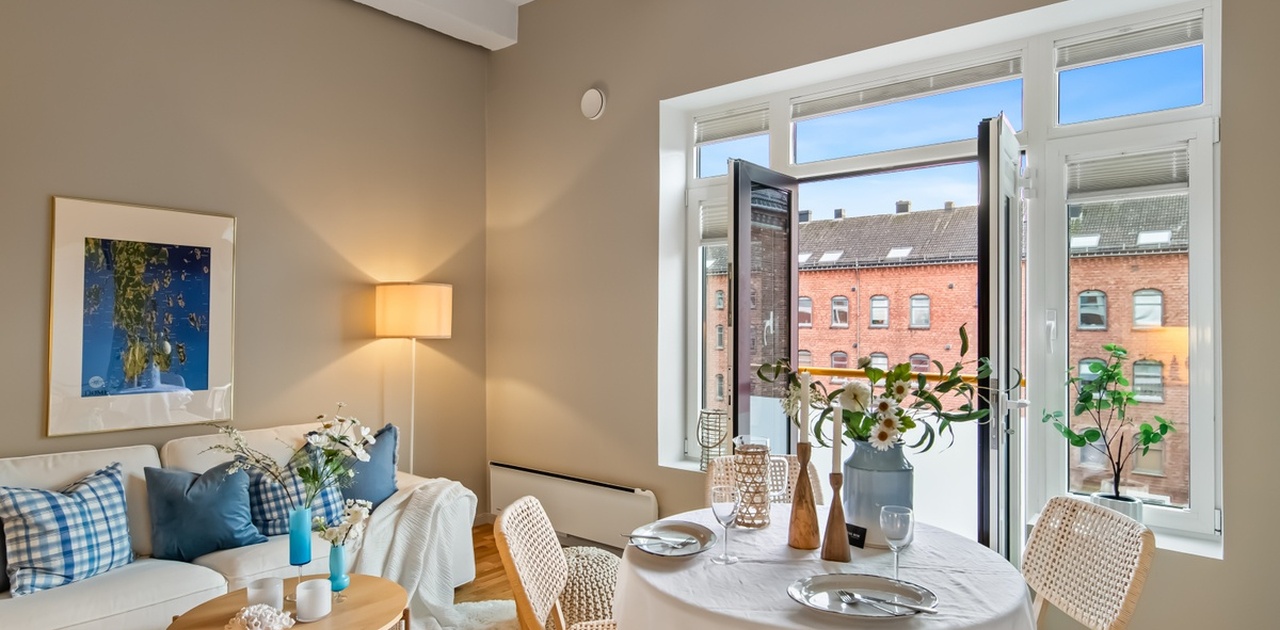 Lyst og fint oppholdsrom