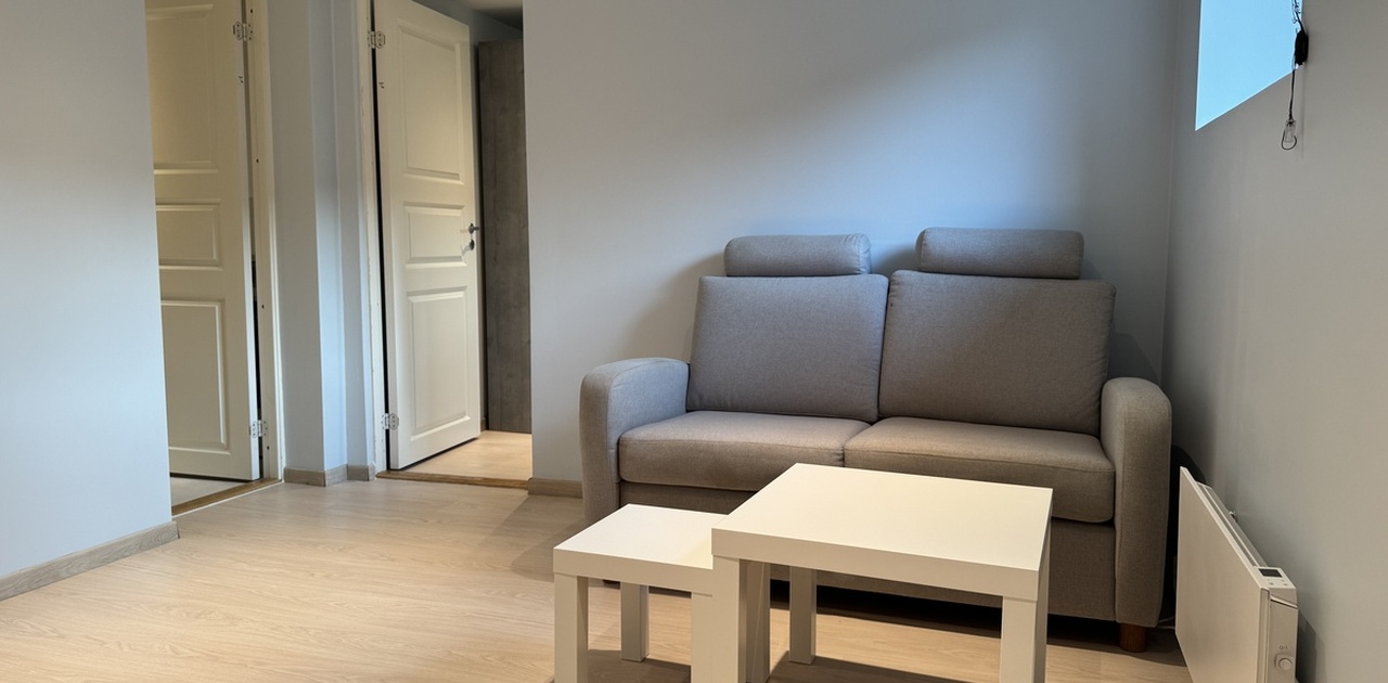 En ekstra sofa av maken kan legges inn om ønskelig