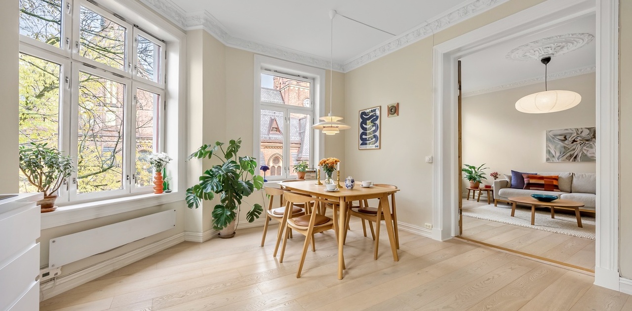 Luftig hjørneleilighet med store vinduer og god takhøyde