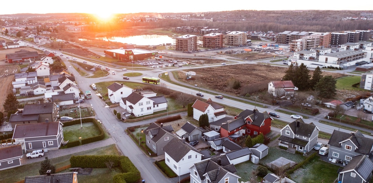 Ligger rett ved buss, Kiwi og Rema