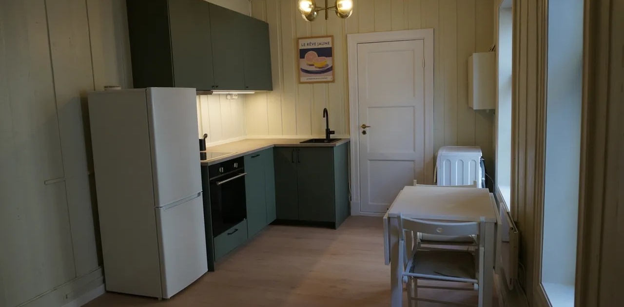 Hvitevarer og utstyr inkludert. Spisebord kan enkelt justeres i størrelse. Passer til 4 eller flere personer.