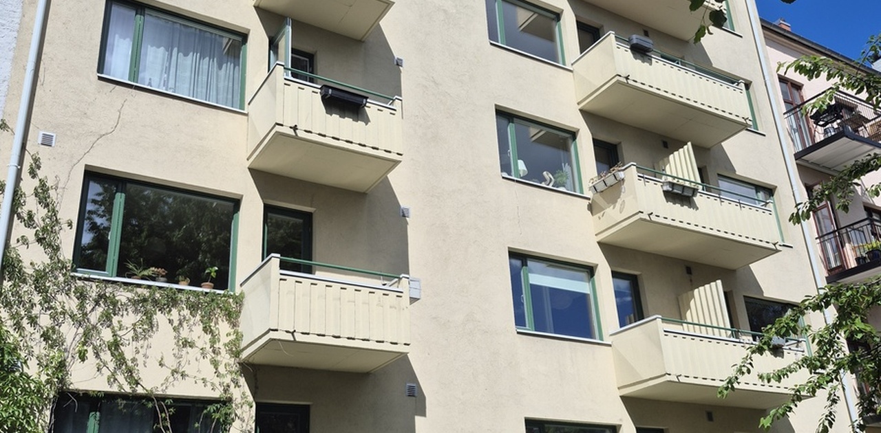 Leiligheten sett fra bakgården, i andre etasje til venstre i bildet.