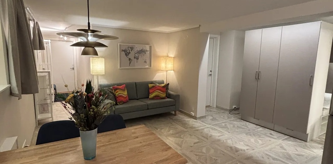 Romslig, lys og arealeffektiv studioleilighet med skjult sovealkove, fullt kjøkken og plass til spisebord, sofagruppe og arbeidsplass