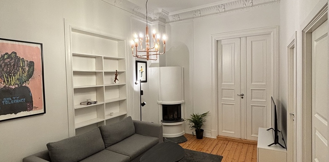 Stue med 55" smart tv, peis og sofa