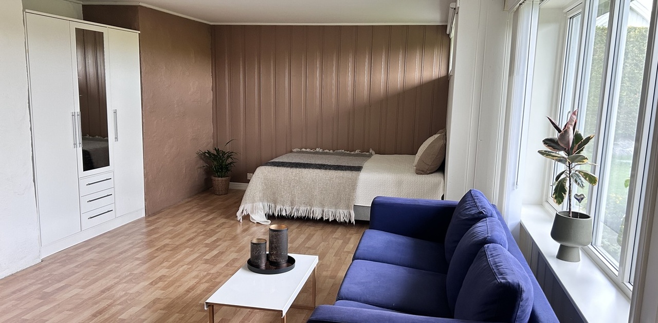 Hybelen som leies ut. Sofa, bord, seng og garderobeskap følger med.