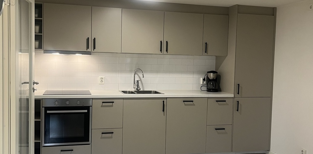 Nytt kjøkken, med integrert hvitevarer.