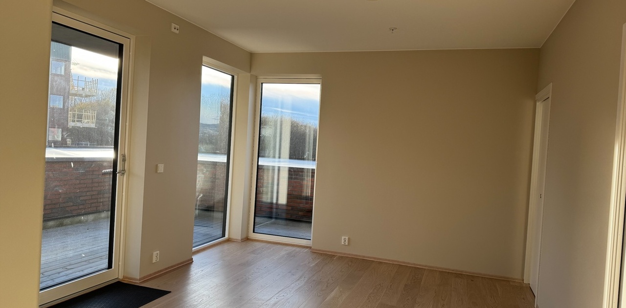 Store vindu som slipper inn naturlig lys