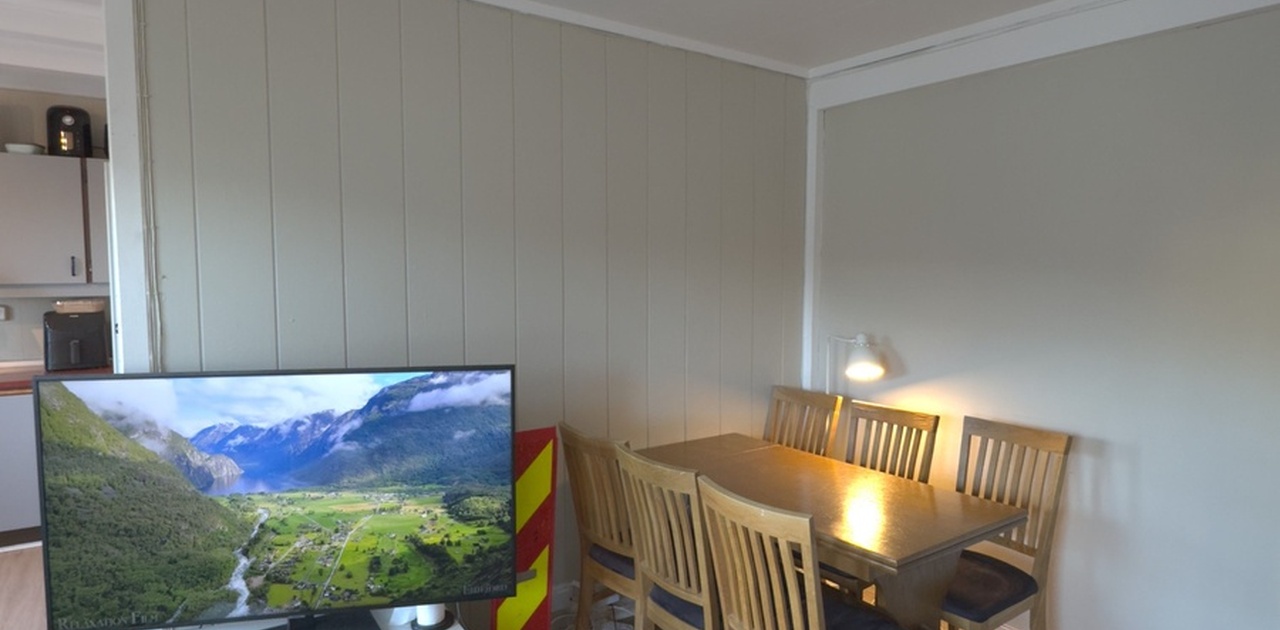 Stua, med TV og spisebord | Living room, with TV and dining table
