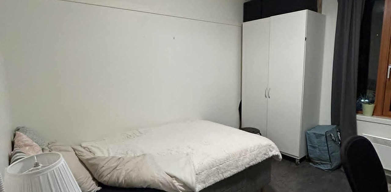 Soverom med seng og klesskap