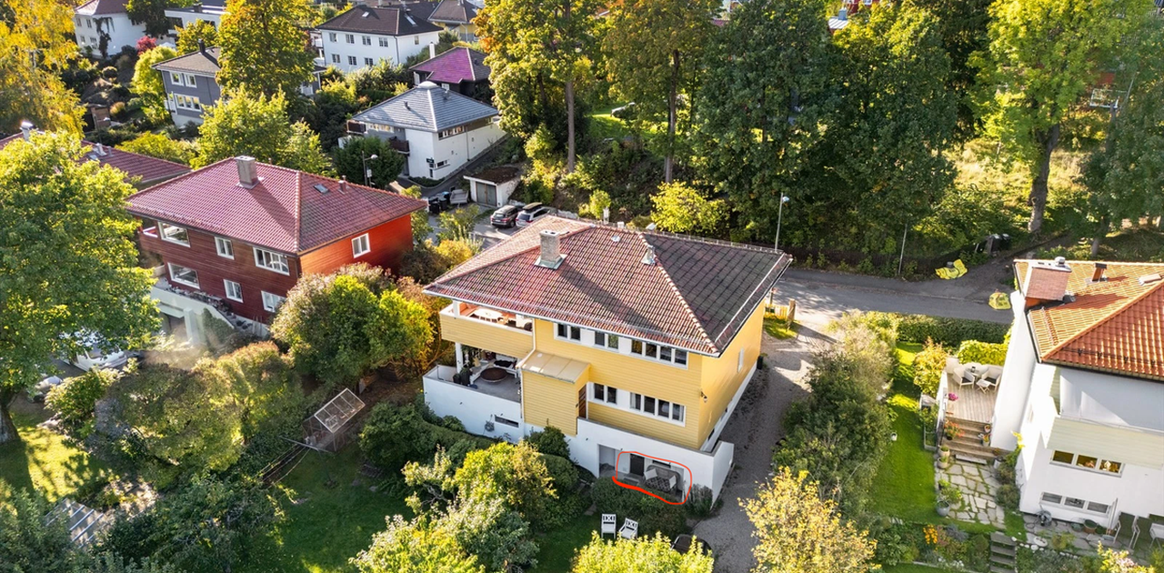 Hybelen ligger i underetasjen på dette vakre huset tegnet av den norske arkitekten Arne Korsmo.