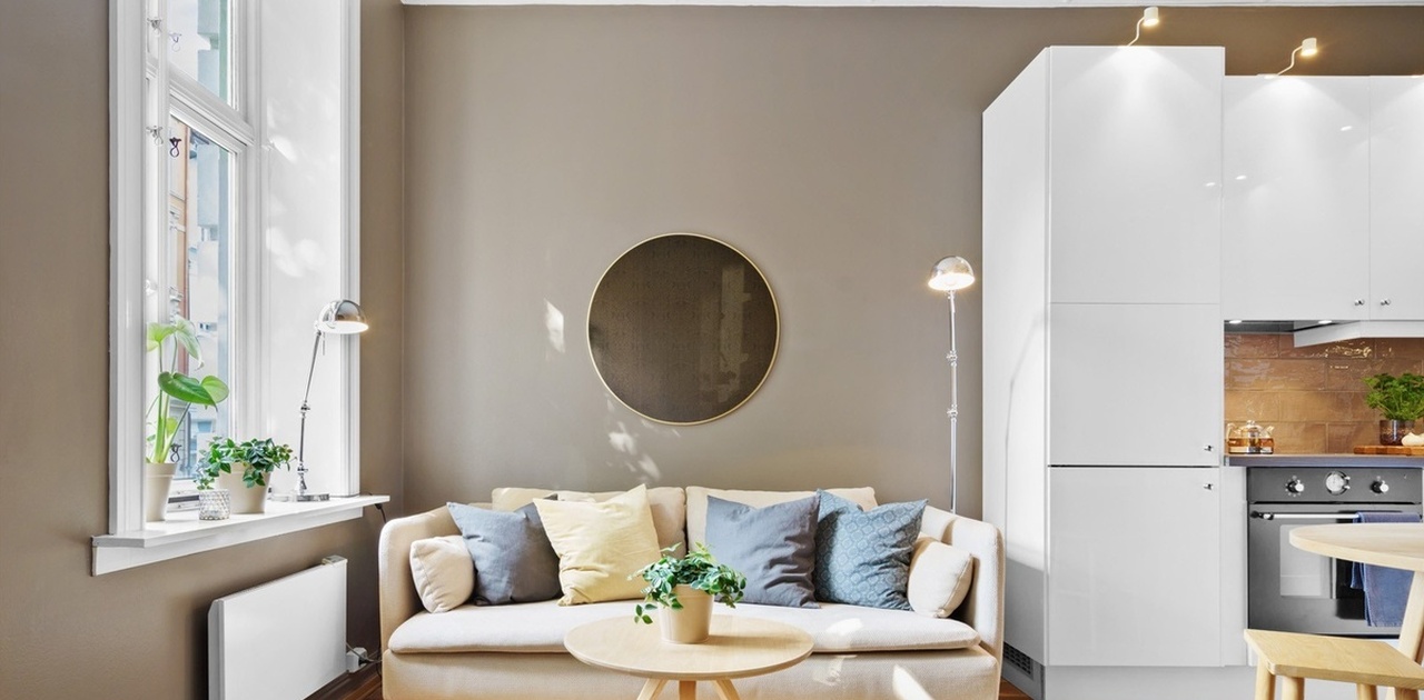 Romslig stue, med stukkatur og rosett