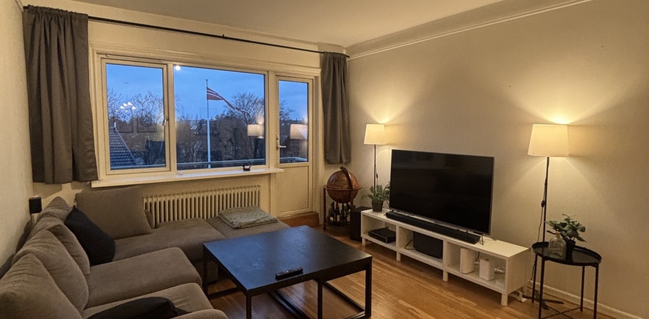 Stor stue med masse vinduer. Herfra er også utgangen til balkongen