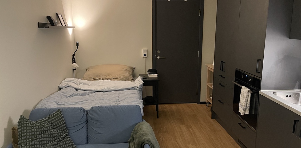 Seng og sofa sett fra inngangsparti